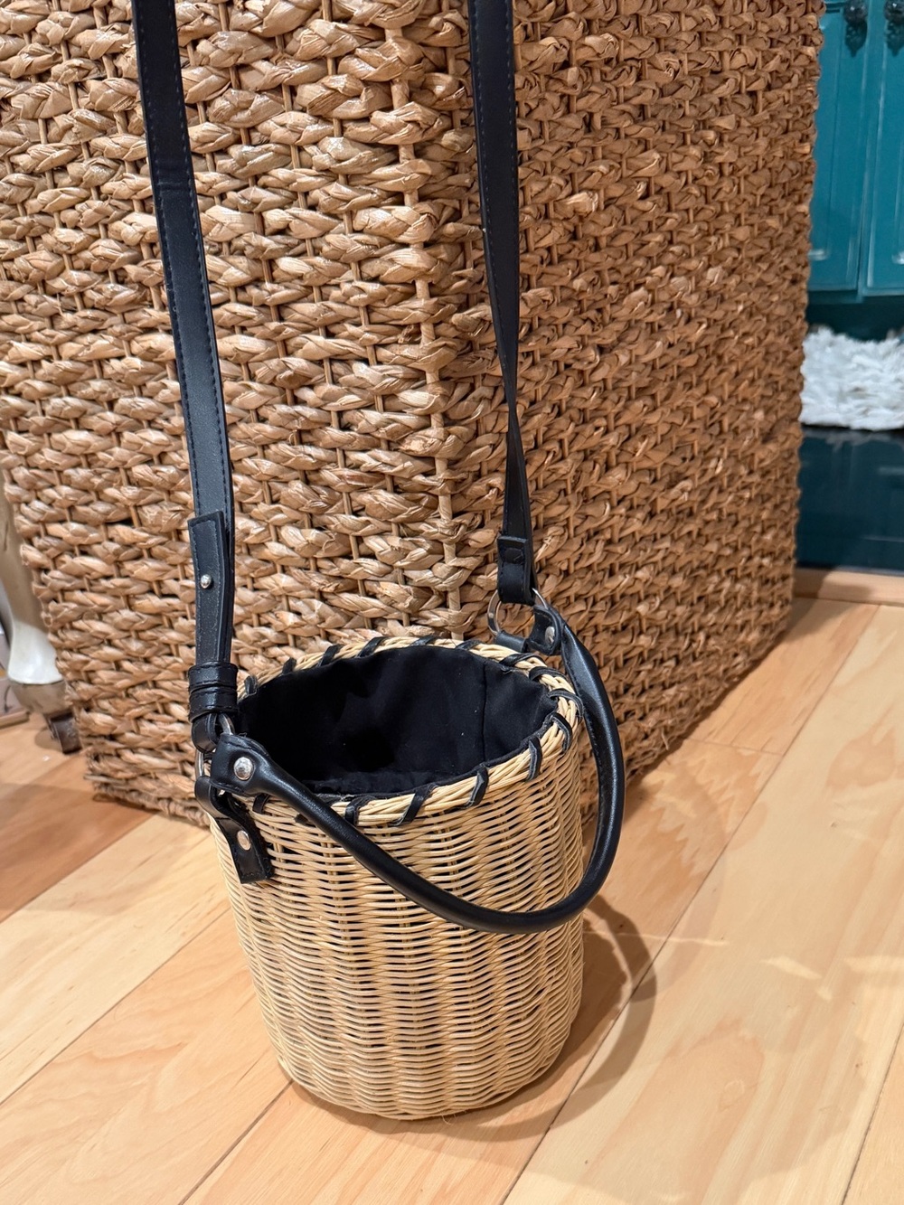 Woven Straw Bucket Crossbody Bag Black Trim Drawstring Boho Summer Purse - Picture 3 of 7